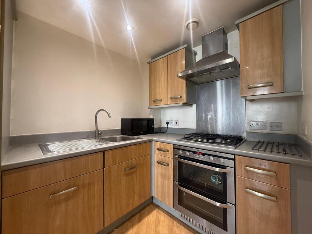Apartment in Ilford, Gants Hill - View 4
