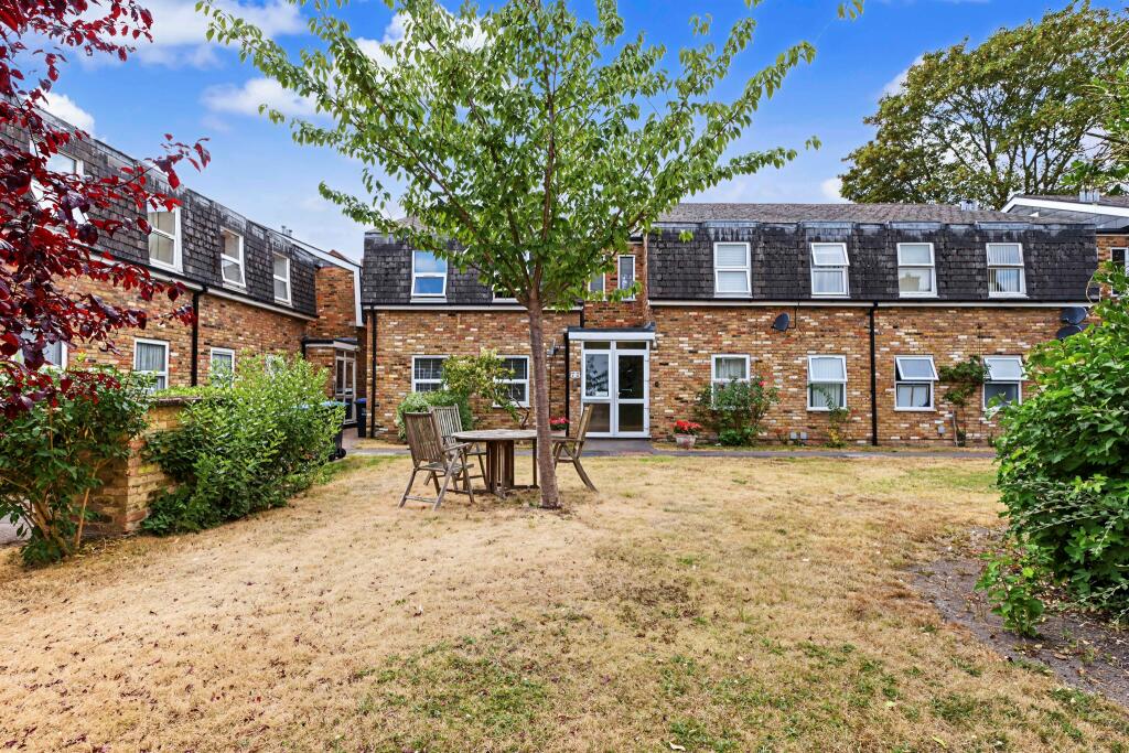 1-bed flat on Mansard Close, Tring, £290,000