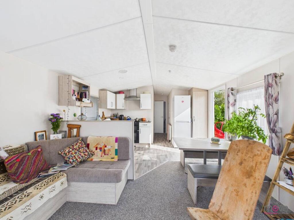 5 Oak Close, Court Farm Estate, Tewkesbury Road - GL2 9PX photo 4