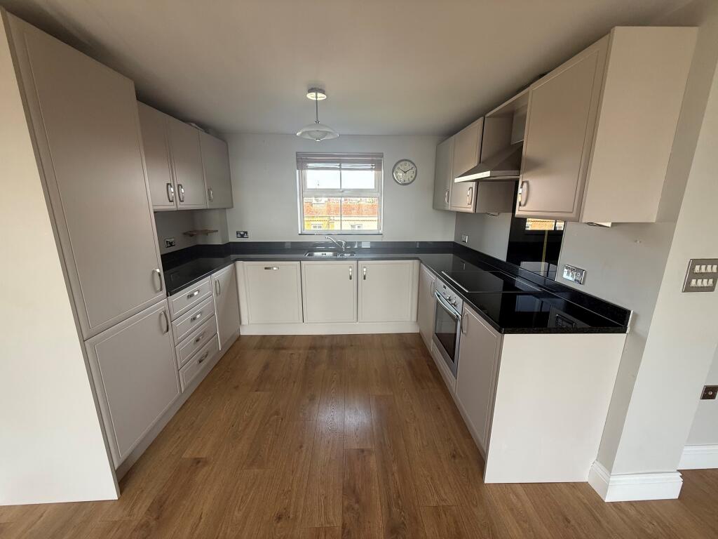 Apartment in Southend-on-Sea, Essex - More