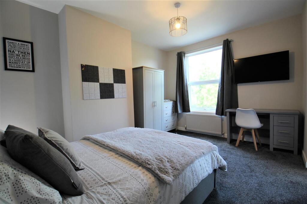 House in Leeds, Burley - More