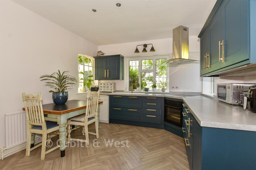 Moat Road, East Grinstead, West Sussex photo 3