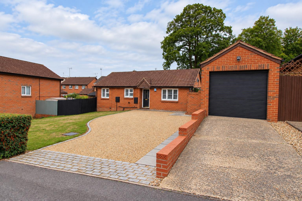 3-bed detached on Simons Close, Tilehurst, Reading, £550,000