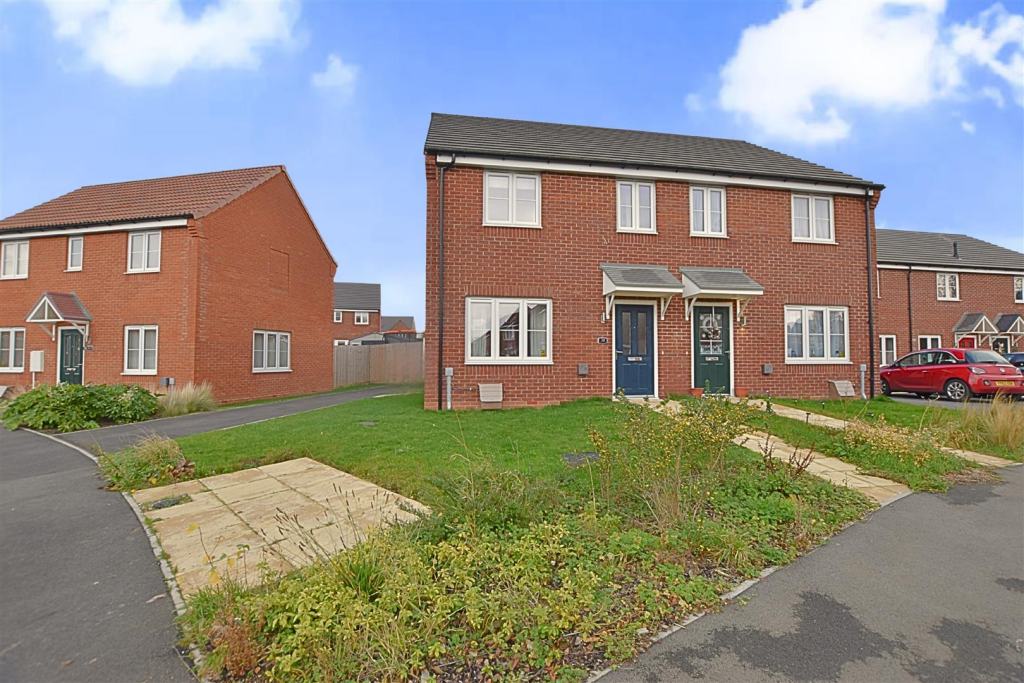 3-bed semi-detached on Marigold Court, Laceby, Grimsby, £53,750