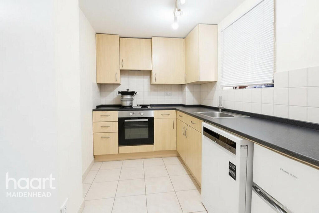 Apartment in Slough, Windsor and Maidenhead - View 5