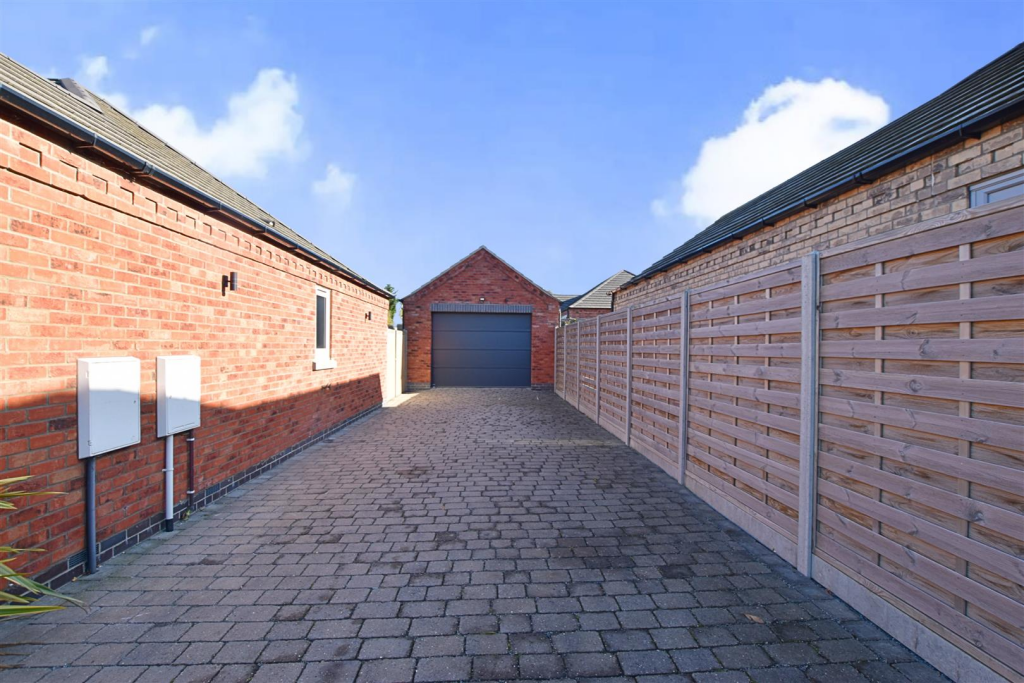 Roberts Close, Off Louth Road, New Waltham photo 3