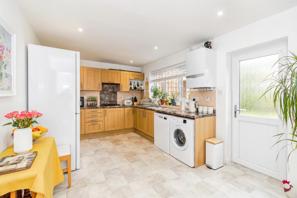 House in Winchester, Northbrook, Bishop's Waltham - More