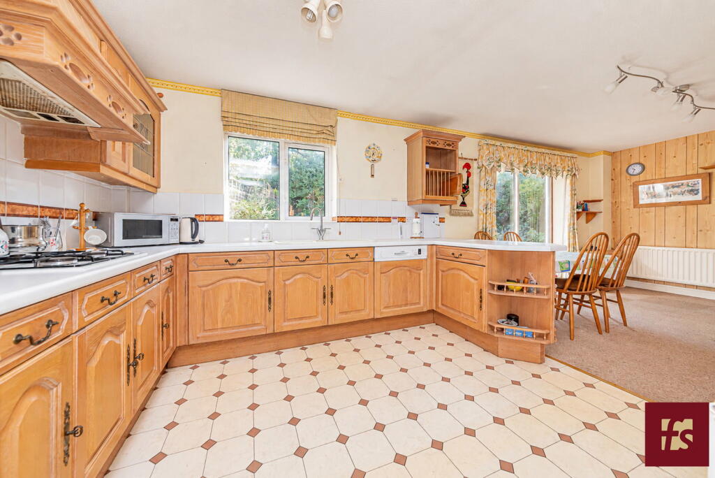 House in Crowthorne, Oakham Park, Wokingham - More