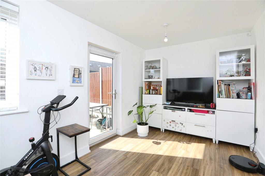 Jupiter Road, Milton Regis, Sittingbourne, Kent, ME10 photo 4