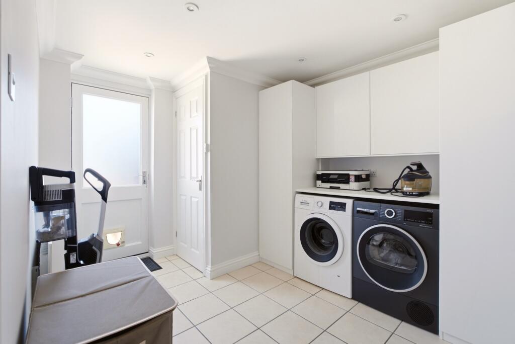 House in Dunstable, Central Bedfordshire - More