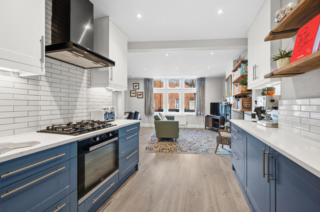 Apartment in Kingston upon Thames - View 4