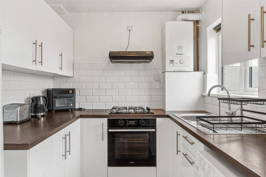 House in London, Hampton - View 3