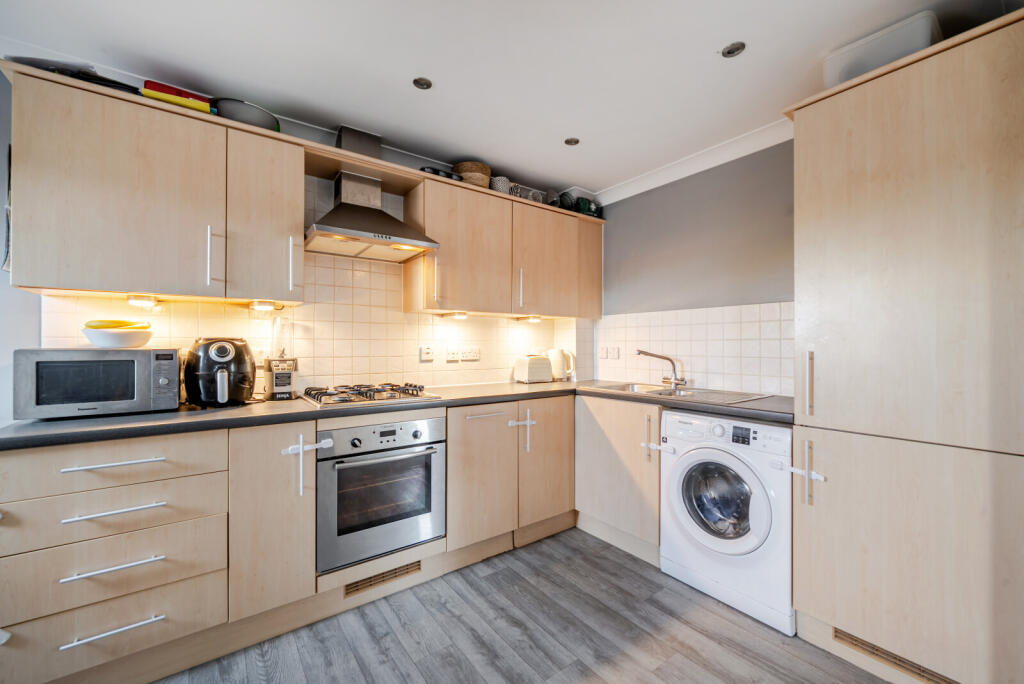Apartment in Kingston upon Thames - View 3