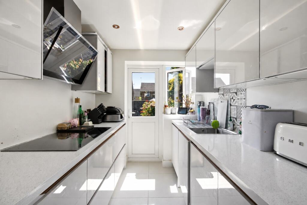 Cedarwood Drive, St. Albans, Hertfordshire, AL4 photo 4