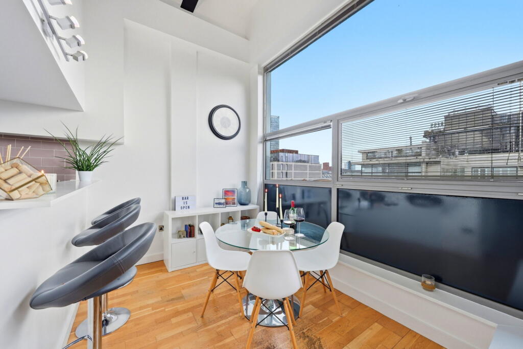 Spacious and Stunning Two Bedroom Apartment in Manchester's Best Neighbourhood photo 4
