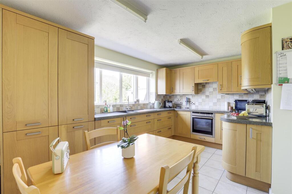 Rochester Close, Long Eaton, NG10 - View 5