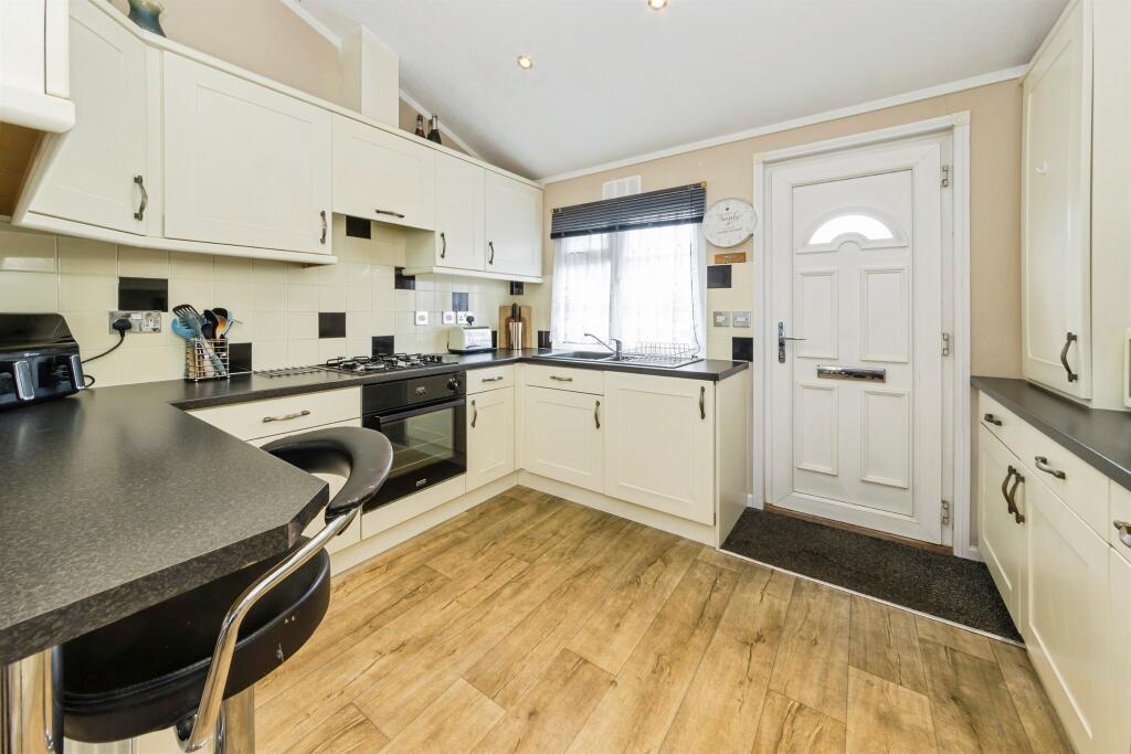 House in Tandridge, Burstow - View 4