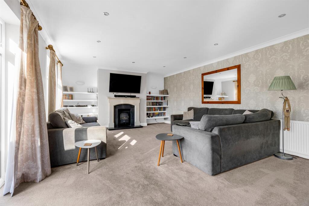 The Avenue, Welwyn, Hertfordshire, AL6 0PN photo 3