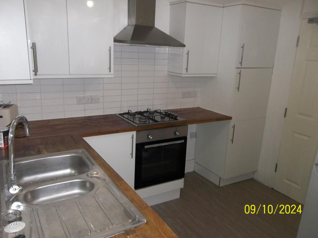4 bedroom end of terrace house for rent