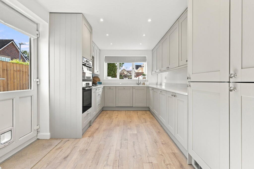 House in Basildon, Wickford - More
