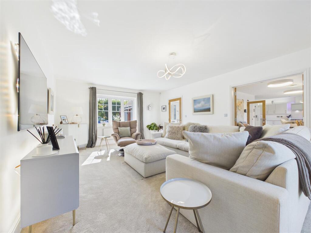 Edgehill Drive, Stratford-Upon-Avon photo 4
