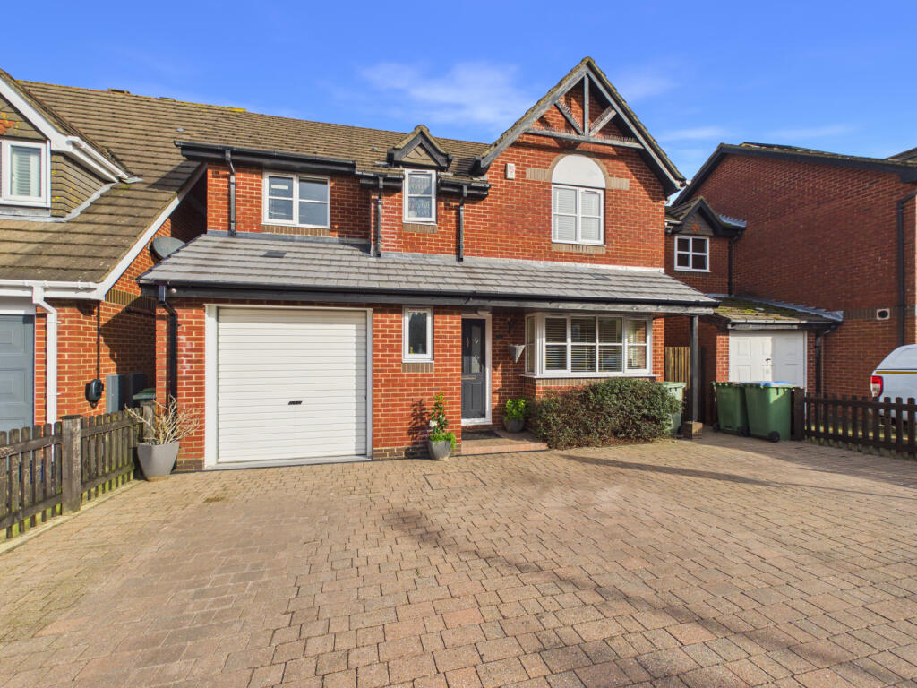 Main image of property: Topiary Gardens, Locks Heath, SO31 6RX