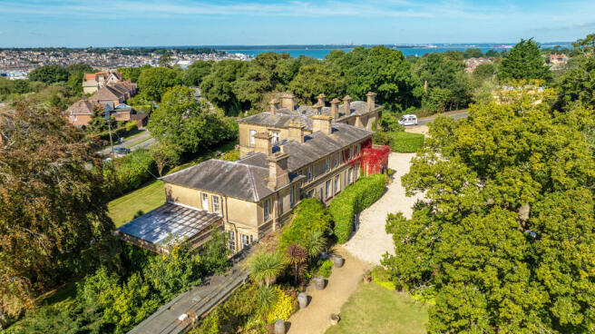 Albert Cottage Hotel, York Avenue, East Cowes, Isle of Wight PO32 6BD
