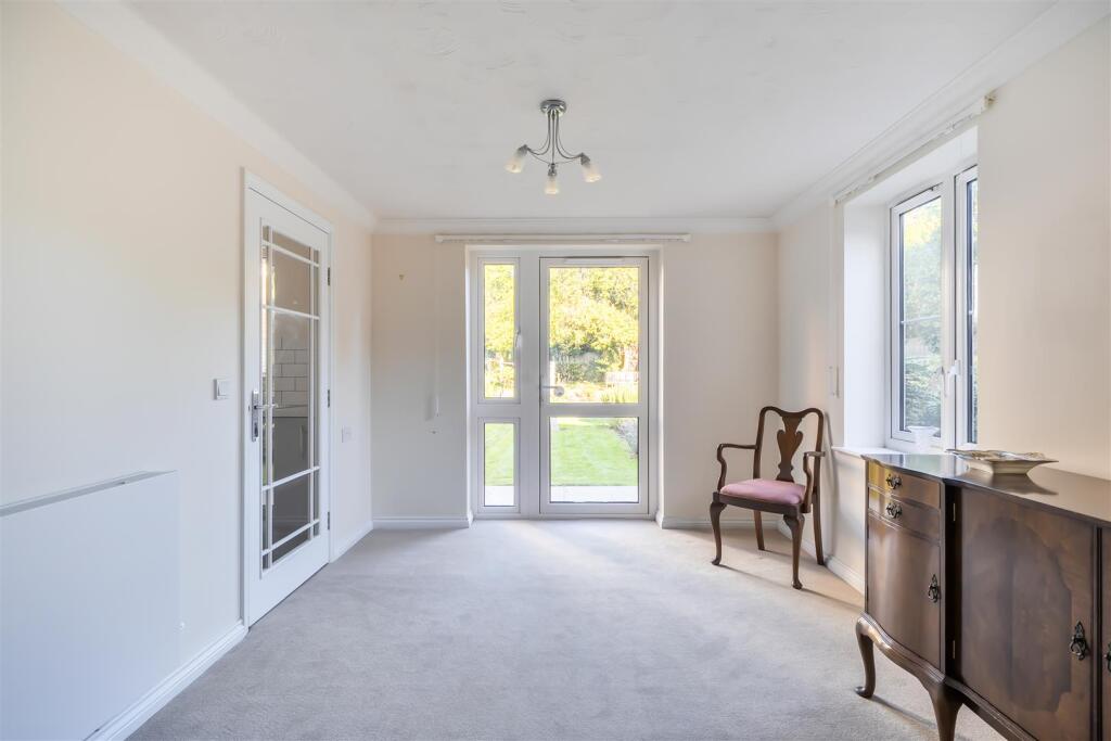 Apartment in Croydon - View 3