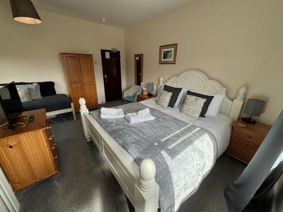 Guest bedroom 