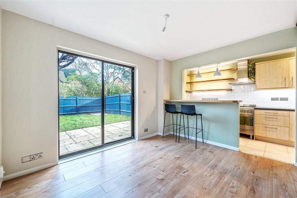 Bishops Drive, Wokingham, Berkshire, RG40 photo 3