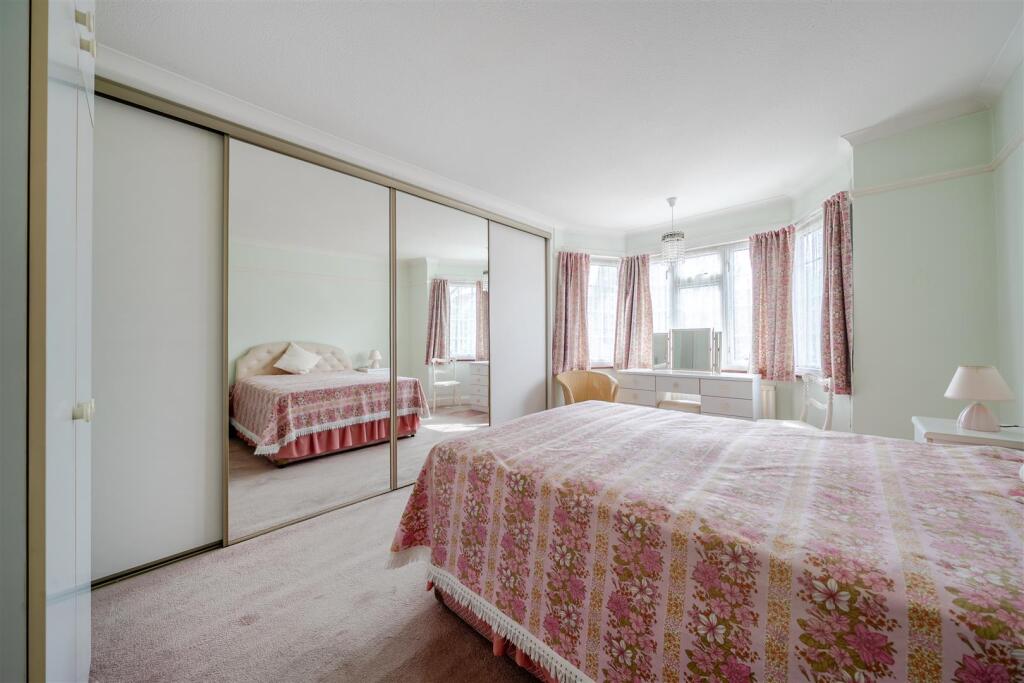 House in Orpington, Poverest, Petts Wood - More
