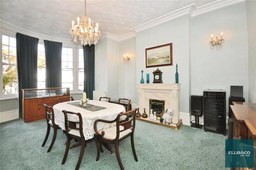 House in London, Church End - More