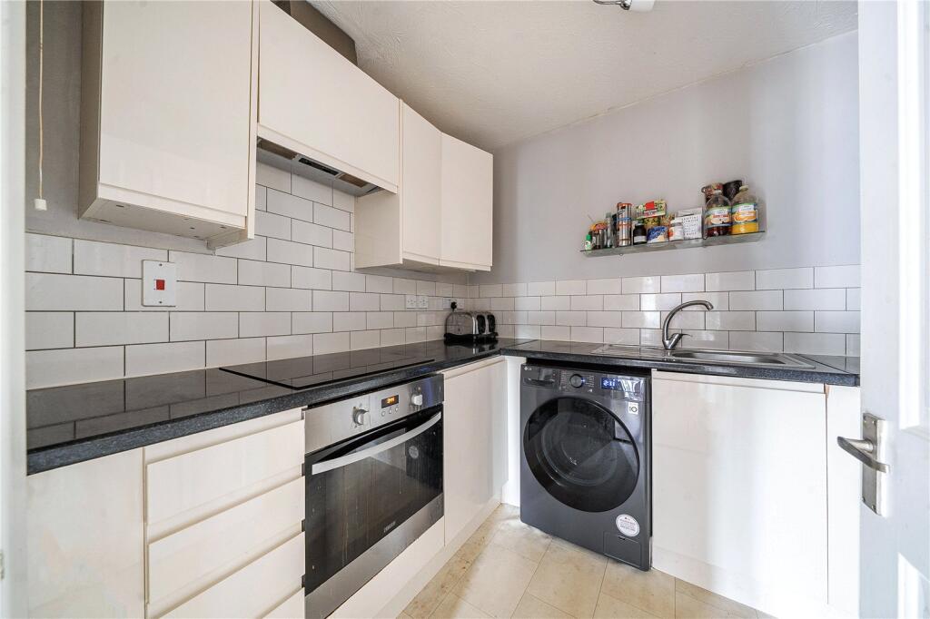 Apartment in Thatcham, West Berkshire - View 3