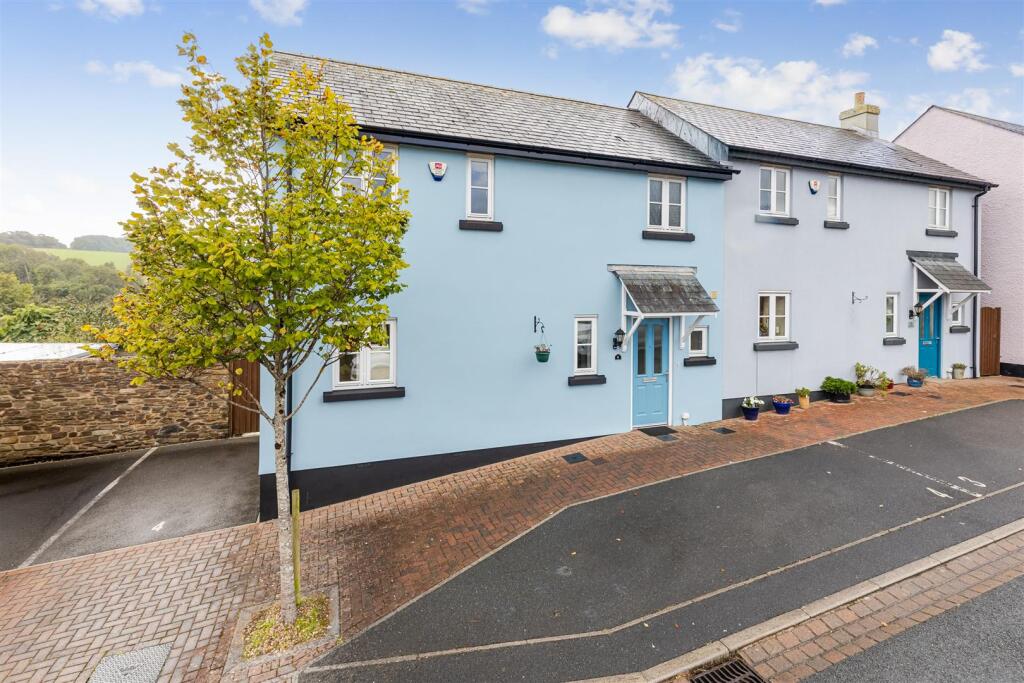 3-bed semi-detached on Helmers Way, Chillington, £329,000