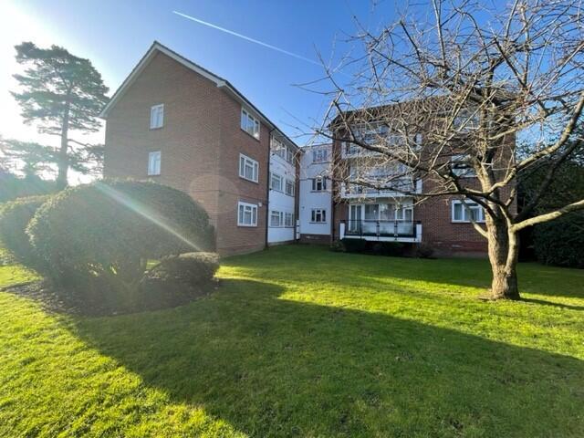 Main image of property: Newly decorated spacious 3 bedroom ground floor apartment - Stonegrove Edgware HA8