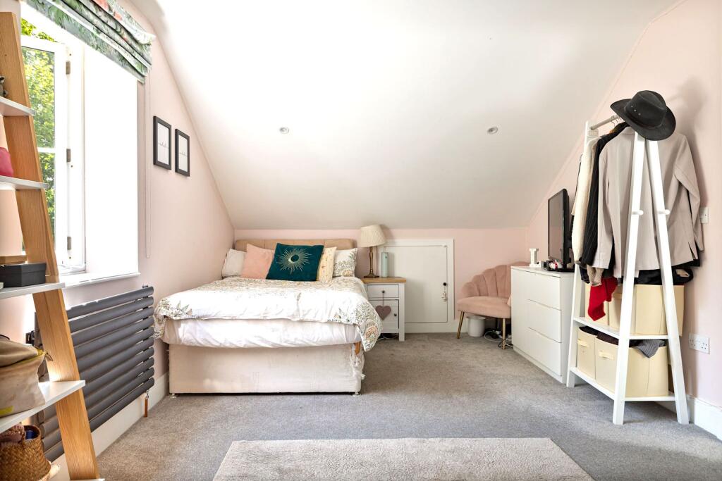 House in Twickenham - More