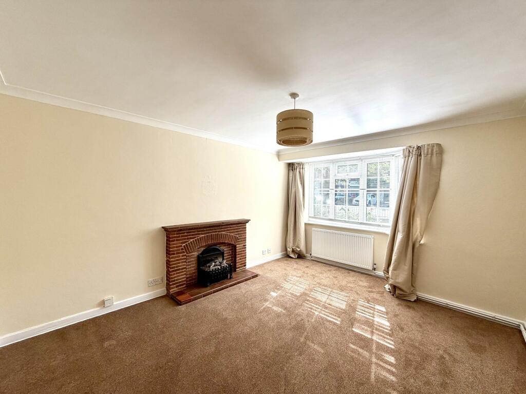 North Parade, Chessington, Surrey. KT9 1QN photo 2