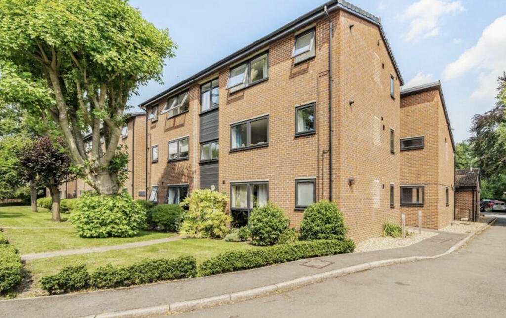 1-bed apartment on Ray Park Avenue, Maidenhead, SL6, £219,950