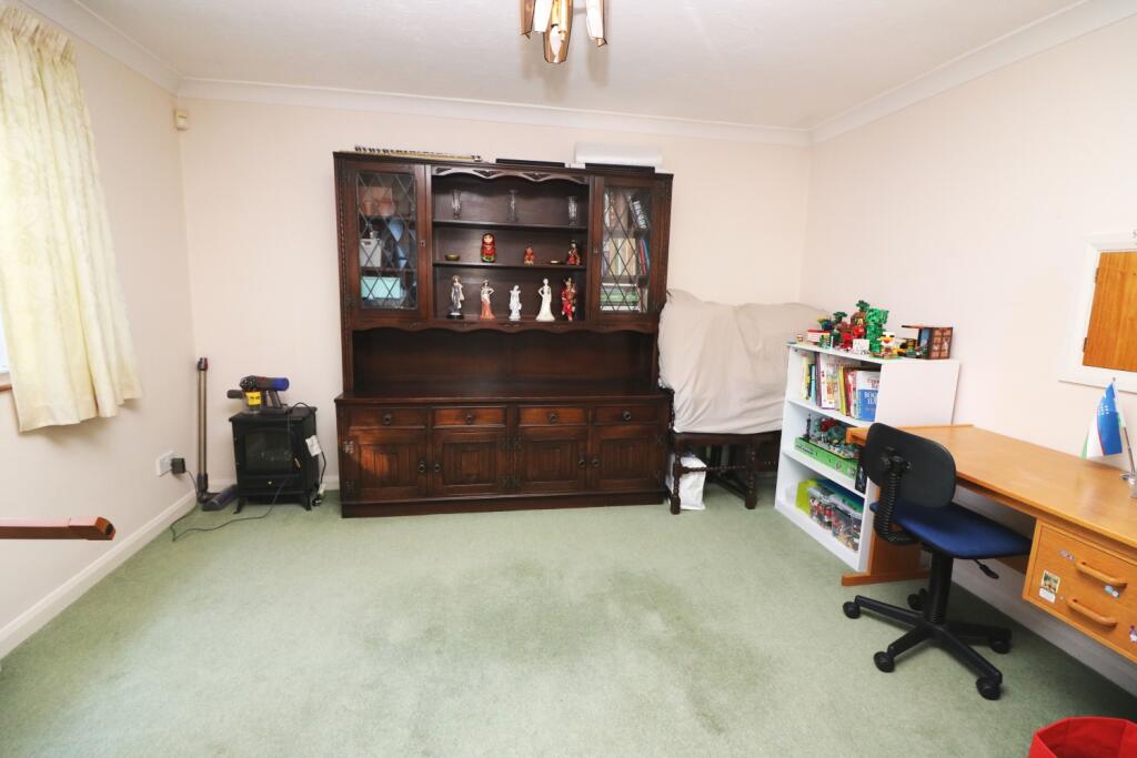 Pinewood Drive, Staines-upon-Thames, Middlesex, TW18 photo 3