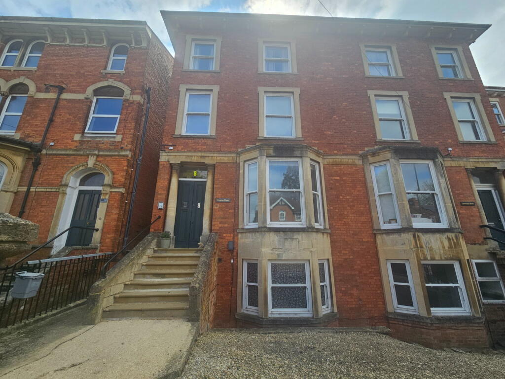 Main image of property: Dashwood Road, Banbury, OX16 5HB