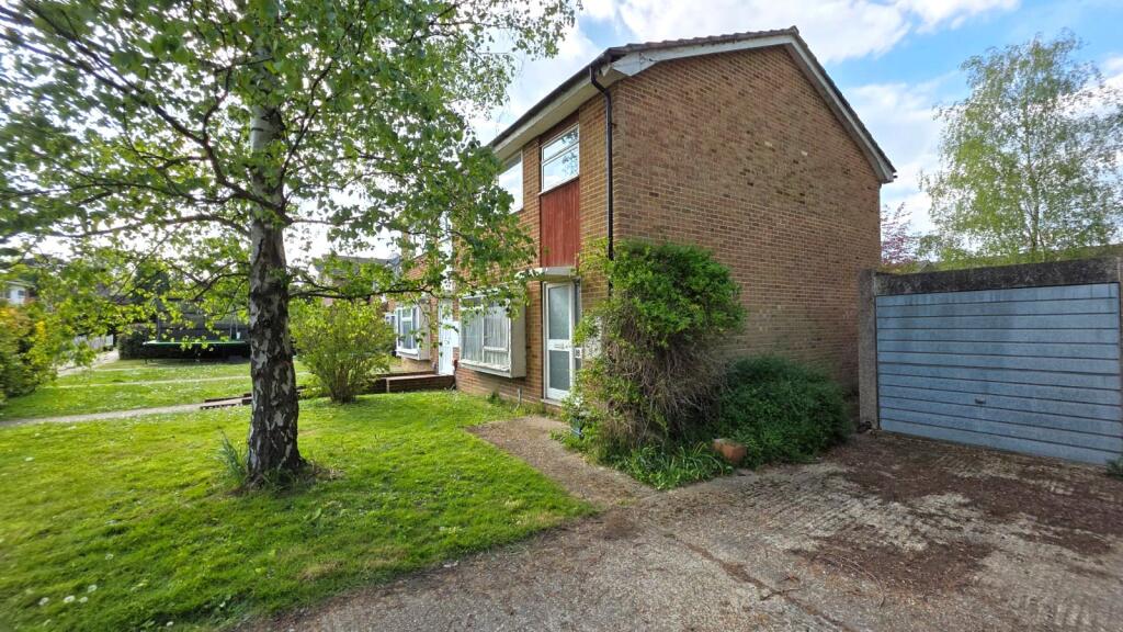 3-bed terraced on Sarel Way, Horley, Surrey, RH6, £300,000