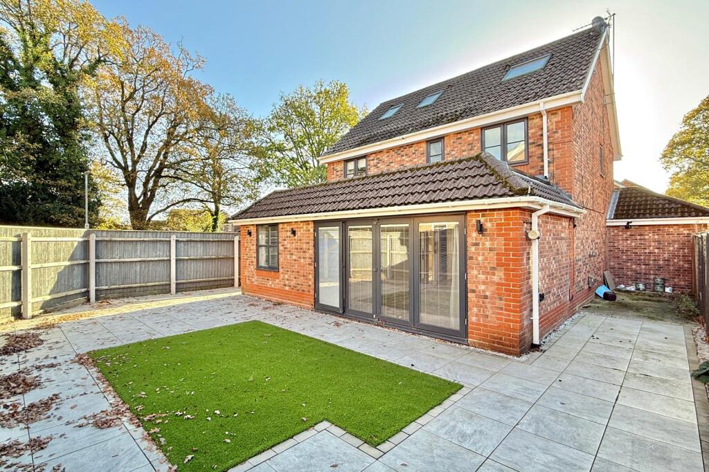 Oaks Mead, Verwood, BH31 6LJ photo 2