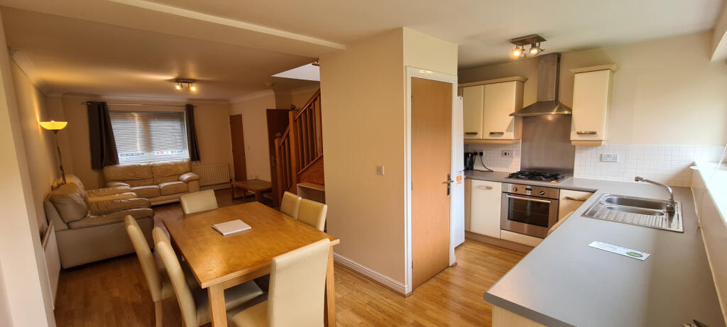 3 bedroom semi-detached house for rent