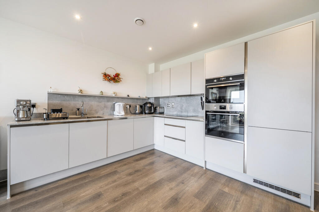 Apartment in Watford - View 5
