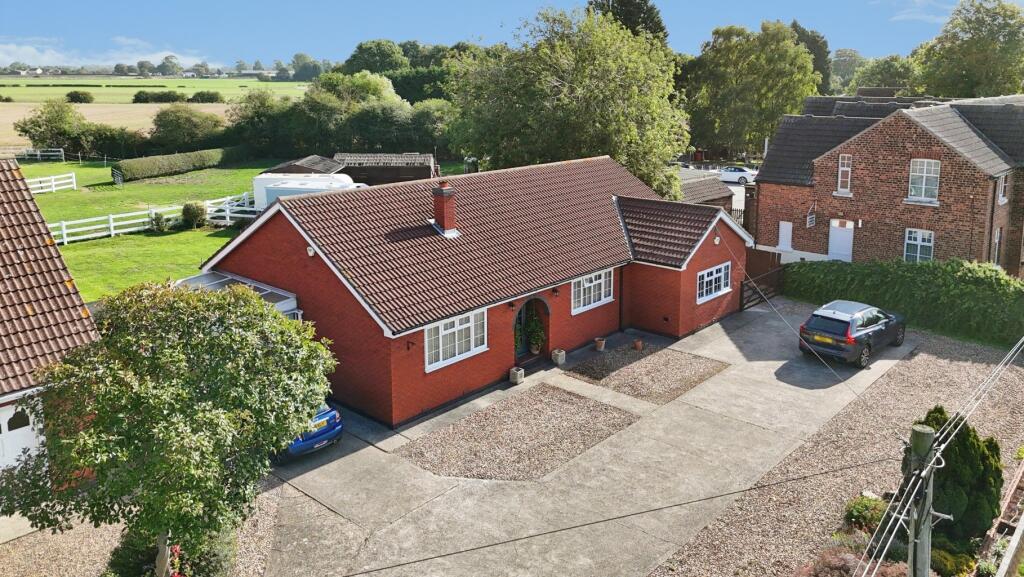 House in Thorngumbald, Camerton Hall - More