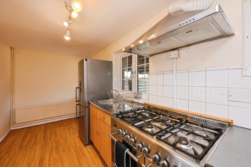 House in Welwyn Hatfield, Hertfordshire - More
