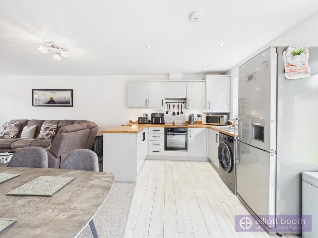 15 Highfield Gardens photo 4