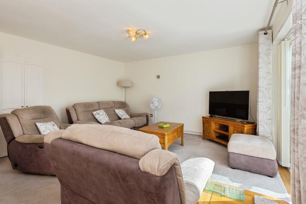 House in Slough, Burnham - More