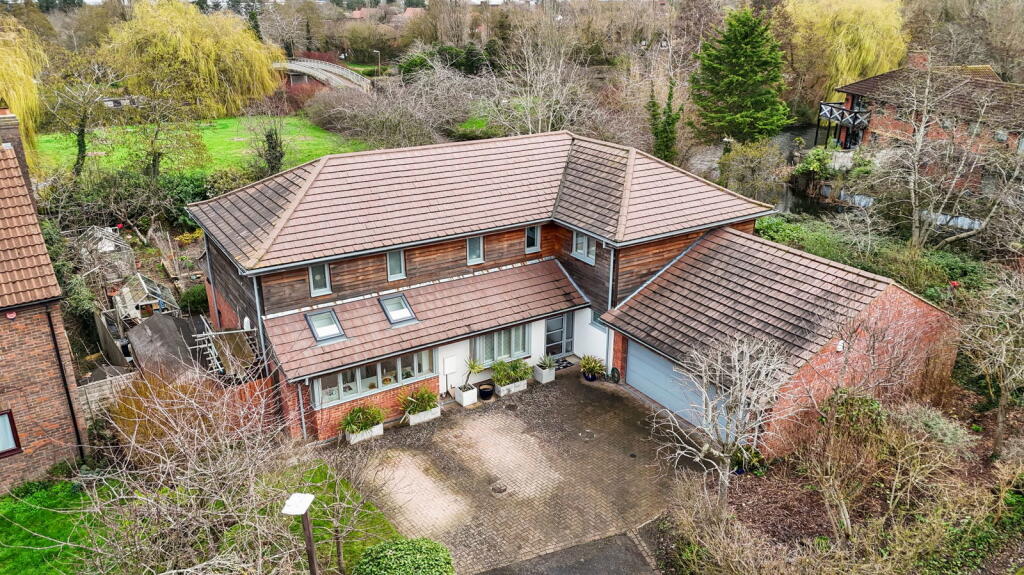 Main image of property: Quadrans Close, Pennyland, Milton Keynes, MK15 8AU