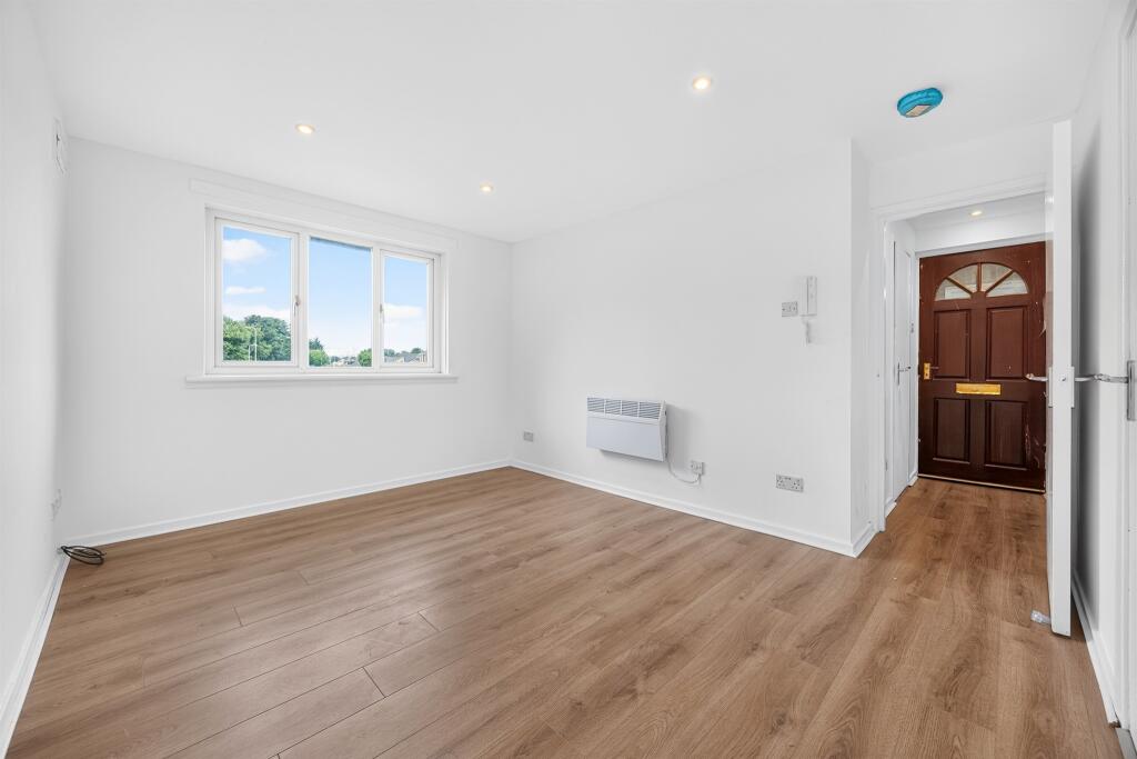 Apartment in Renfrew, Victory Gardens, Dean Park - View 2
